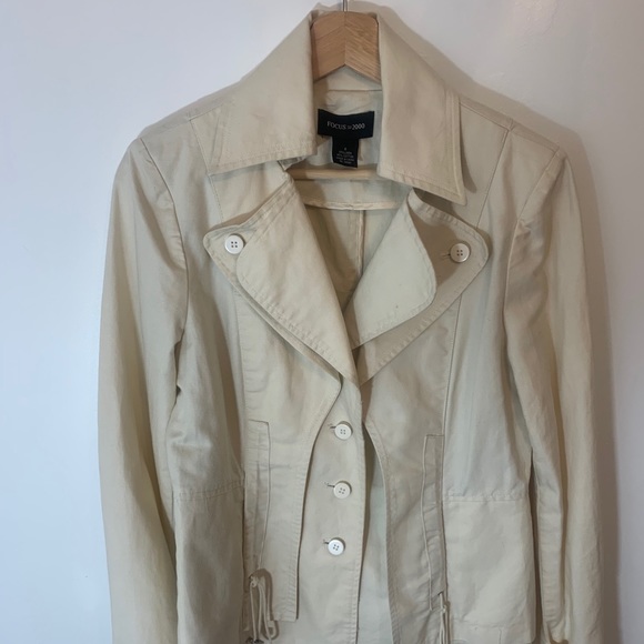 Focus 2000 - Picture 1 of 2